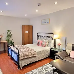  Homestay Mainfloor Spacious In Canada